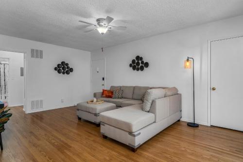 Prime Location 2 Bedroom and 2 Bathroom Retreat in Beverly Hills with FREE Parking in Los Angeles, USA