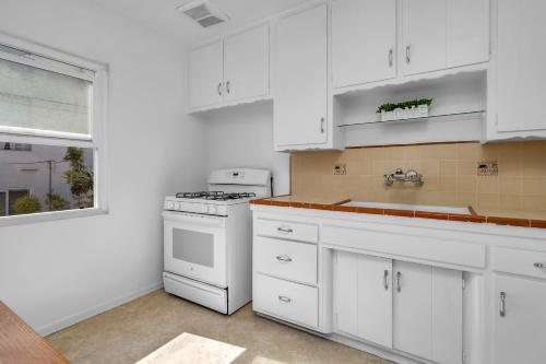 Prime Location 2 Bedroom and 2 Bathroom Retreat in Beverly Hills with FREE Parking in Los Angeles, USA