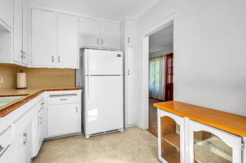 Prime Location 2 Bedroom and 2 Bathroom Retreat in Beverly Hills with FREE Parking in Los Angeles, USA
