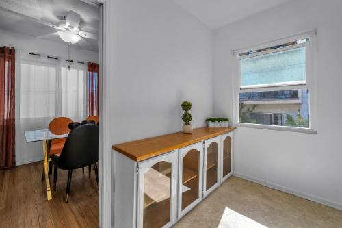 Prime Location 2 Bedroom and 2 Bathroom Retreat in Beverly Hills with FREE Parking in Los Angeles, USA