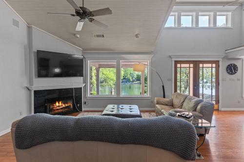 Waterfront Malvern Home with Deck and Lake Access! in Malvern, USA