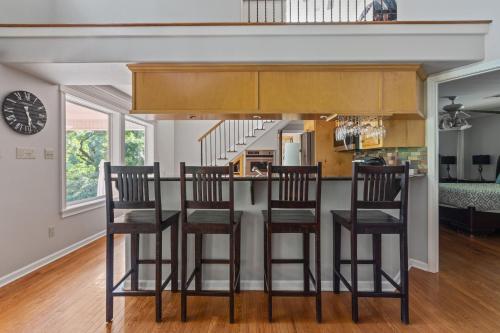 Waterfront Malvern Home with Deck and Lake Access! in Malvern, USA