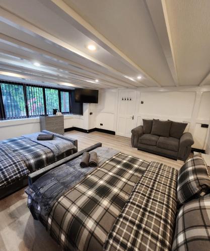 Rainsough Cottage Guest House - Shared Bathroom - Free Parking & WiFi - Longsight
