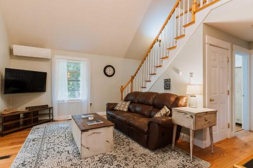 Waterfront Sebec Lake Home with Yard and Fire Pit in โอโรโน (ME)