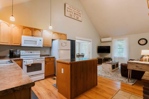 Waterfront Sebec Lake Home with Yard and Fire Pit in โอโรโน (ME)