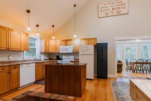 Waterfront Sebec Lake Home with Yard and Fire Pit in โอโรโน (ME)