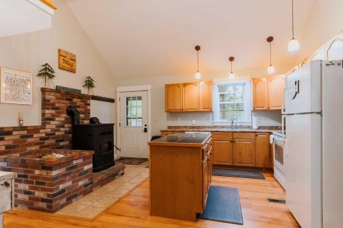 Waterfront Sebec Lake Home with Yard and Fire Pit in โอโรโน (ME)