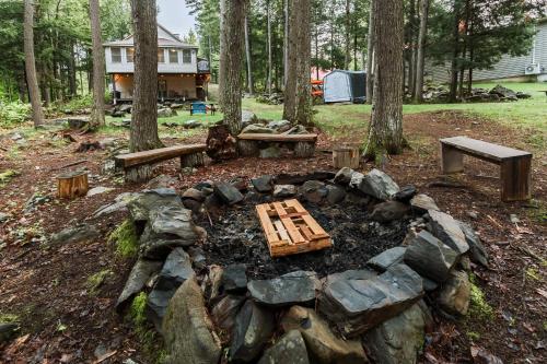 Waterfront Sebec Lake Home with Yard and Fire Pit in โอโรโน (ME)