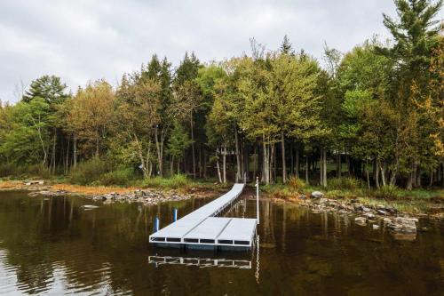 Waterfront Sebec Lake Home with Yard and Fire Pit in โอโรโน (ME)