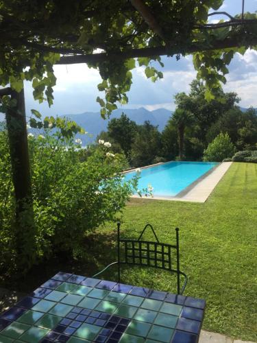 Casetta in giardino con piscina, Luino (foto 5)