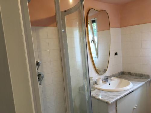 Casetta in giardino con piscina, Luino (foto 6)