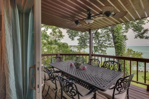 Beautiful Lakehouse Hot Tub, Gameroom and 10 Kayaks in Blanchard, USA