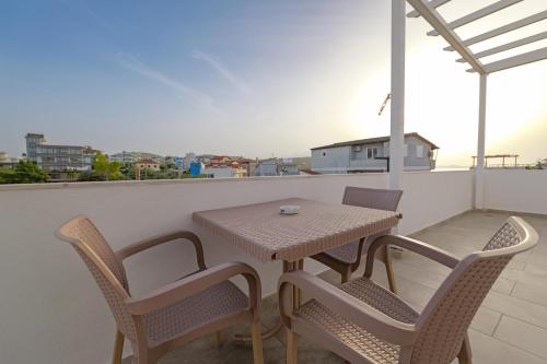 Deluxe Triple Room with Sea View image 10