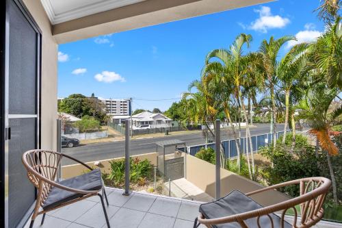 'Bay View' with Pool and Rooftop Entertaining Area