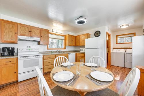Peaceful Eureka Getaway - 1 Mi to Glen Lake! in Glen Lake