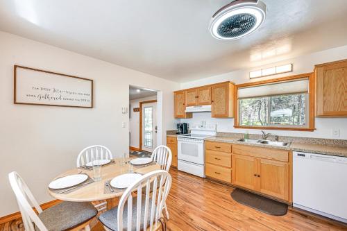 Peaceful Eureka Getaway - 1 Mi to Glen Lake! in Glen Lake