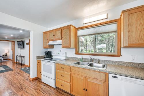 Peaceful Eureka Getaway - 1 Mi to Glen Lake! in Glen Lake