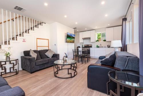 Modern and Spacious Home Near LA Attractions Sleeps 10 in Los Angeles, USA