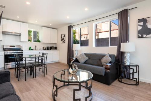 Modern and Spacious Home Near LA Attractions Sleeps 10 in Los Angeles, USA