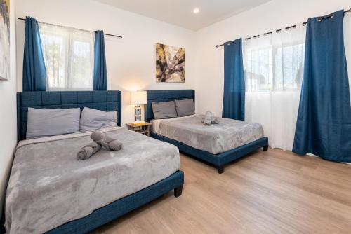 Modern and Spacious Home Near LA Attractions Sleeps 10 in Los Angeles, USA