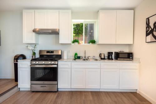 Modern and Spacious Home Near LA Attractions Sleeps 10 in Los Angeles, USA
