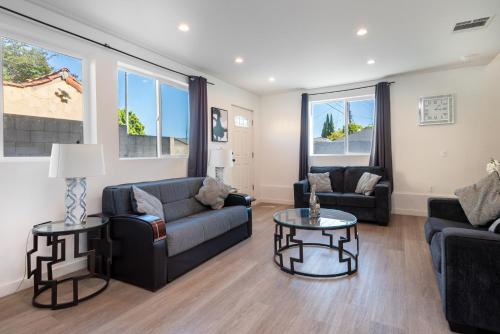 Modern and Spacious Home Near LA Attractions Sleeps 10 in Los Angeles, USA