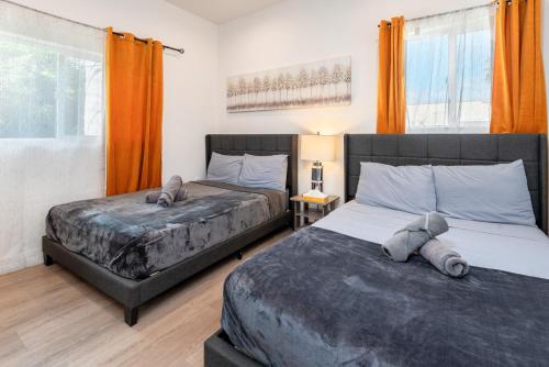 Modern and Spacious Home Near LA Attractions Sleeps 10 in Los Angeles, USA