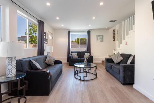 Modern and Spacious Home Near LA Attractions Sleeps 10 in Los Angeles, USA