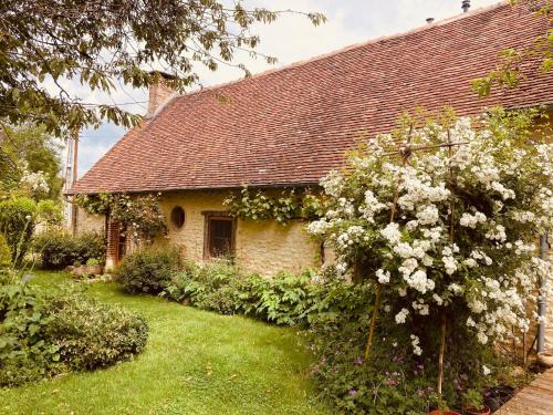 Charmant gîte de plain-pied près de Bourges, avec jardin arboré et équipement complet - FR-1-586-31 (Gite Tout Confort a Parassy : Proche Bourges et Sancerre, Ideal Randonnees et Decouvertes - FR-1-586) in Morogues