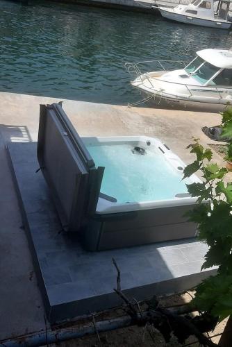 Apartments with hot tub Rogotin, Neretva Delta - Usce Neretve - 23141 in Banja