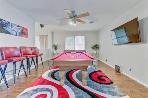 Modern Spacious 6Bedroom and 3andhalf Bathroom Home with Pool Table and BBQ