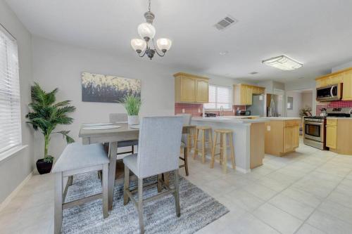 Modern Spacious 6Bedroom and 3andhalf Bathroom Home with Pool Table and BBQ in Cedar Park, USA