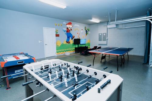 Dream Luxury Villa near Disney w/Gym, Movie Theater - Game Room in Davenport, USA