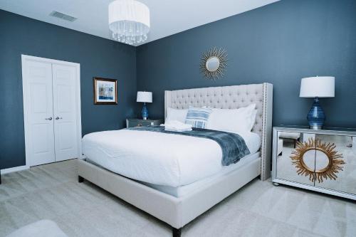 Dream Luxury Villa near Disney w/Gym, Movie Theater - Game Room in Davenport, USA