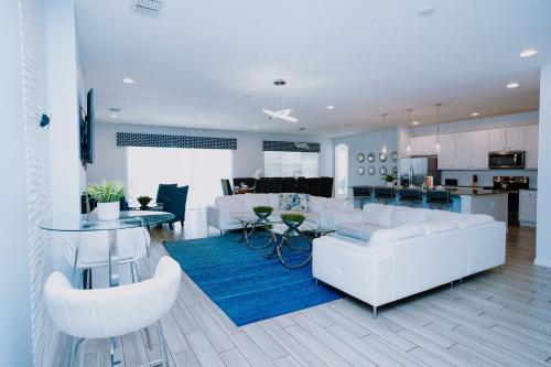 Dream Luxury Villa near Disney w/Gym, Movie Theater - Game Room in Davenport, USA