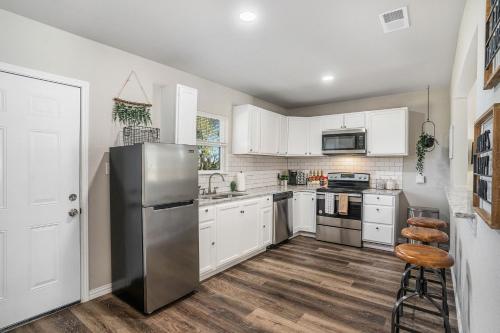 The Southern Sapphire - A Cozy Lake View Getaway in Granbury, USA