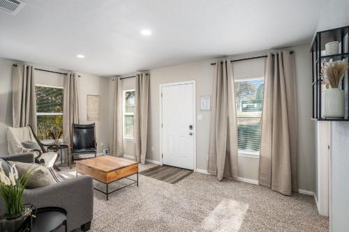 The Southern Sapphire - A Cozy Lake View Getaway in Granbury, USA