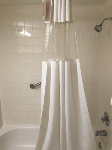 Ramada by Wyndham Grand Forks Room Type - Deluxe King Room, Non-Smoking