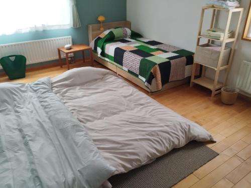 1 twin bed, 3 futon beds