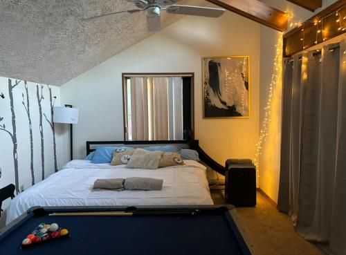 Ambiance - KING BED Cabin Loft, Fireplace & Hot Tub in Tobyhanna, USA