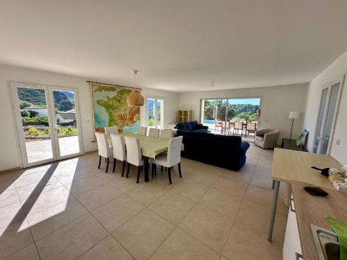 Iekārtas, Villa lEsquirol with view and pool in Roquebrun