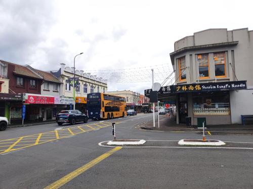 MT Eden home at commercial food street, Auckland (fotografie 3)