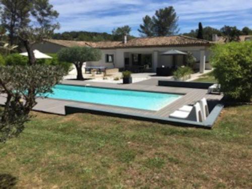 Villa au coeur de la pinède avec piscine privée gîte à louer Saint-Clément-de-Rivière