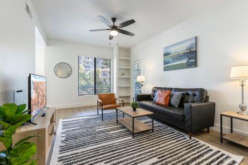 2BR CozySuites at Kierland Commons with pool #05 thumb 4
