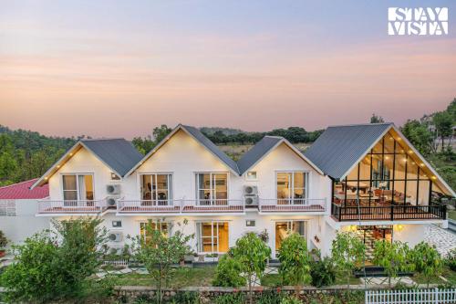 StayVista at SilverSpring Cottage with Valley View & Bonfire, Dehradun