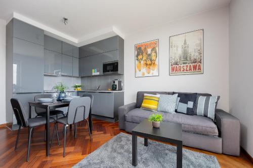 Nowoczesny Apartament z Parkingiem na Pradze Południe w Warszawie by Noclegi Renters, Warszawa
