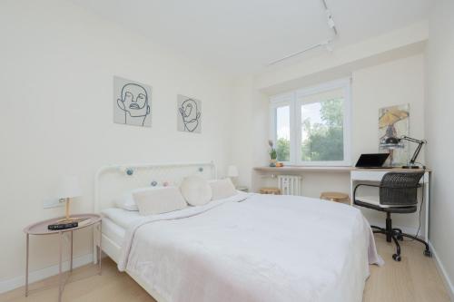 Przytulny Apartament z Balkonem i Klimatyzacją by Noclegi Renters, Warsaw