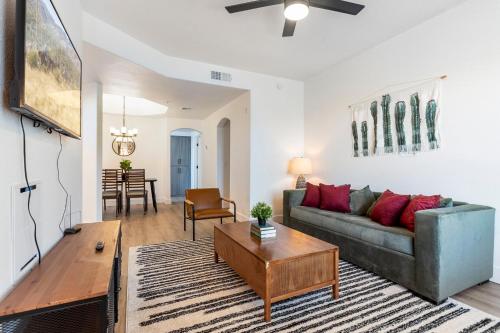 CozySuites at Kierland Commons with pool #01 thumb 4