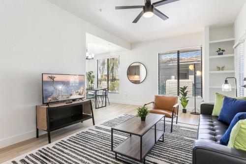 3BR CozySuites at Kierland Commons with pool #12 thumb 3