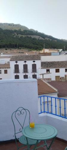 A környék, Divertida y Romántica (Divertida y Romantica) in La Guardia de Jaén